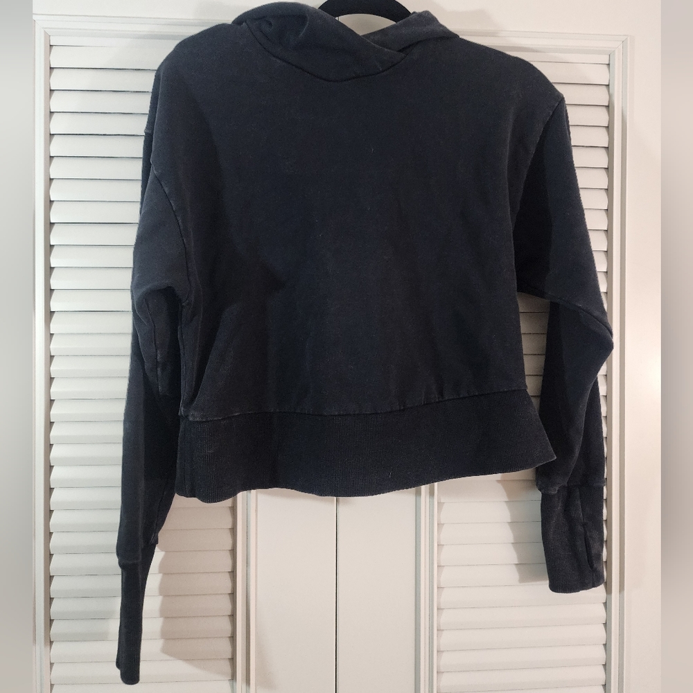 Black stonewash cropped hoodie with thumbholes XS